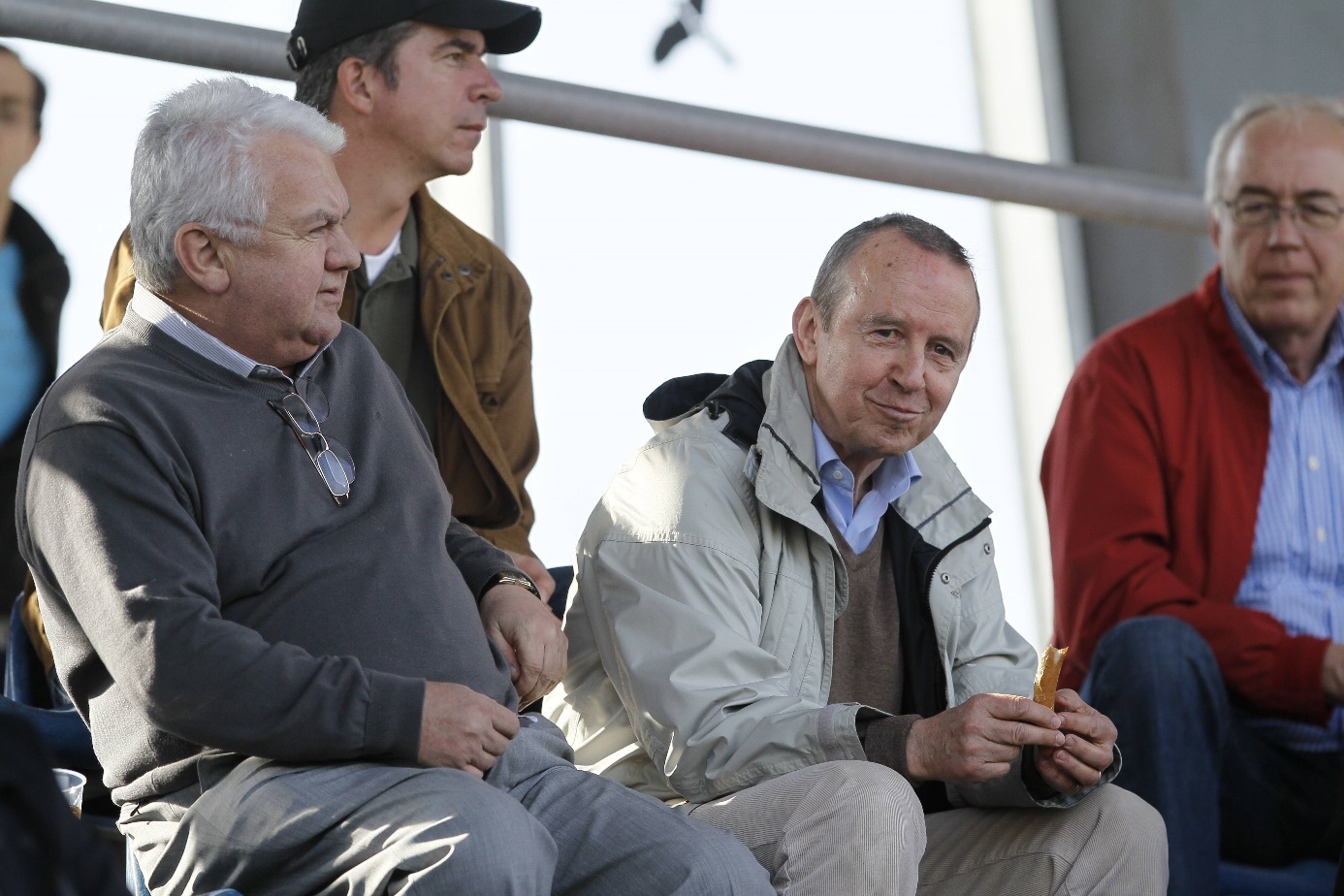 Walter Seinsch (Mitte) saniert den FC Augsburg und leitet den Aufstieg des Vereins ein. Foto: Imago Images