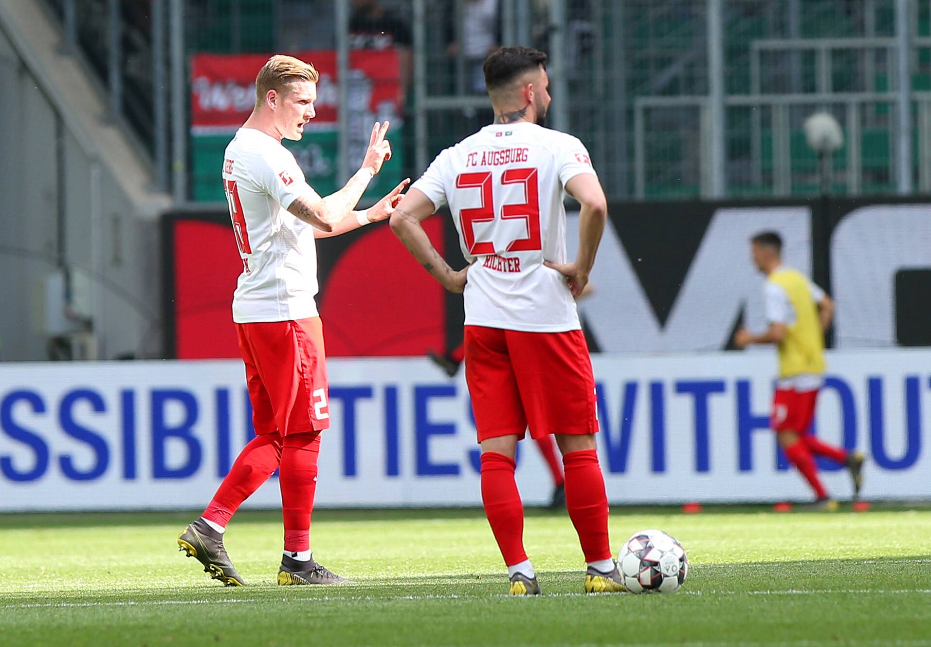André Hahn (links) und Marco Richter (rechts) beim 1:8 des FC Augsburg bei Fortuna Düsseldorf. Foto: Imago Images