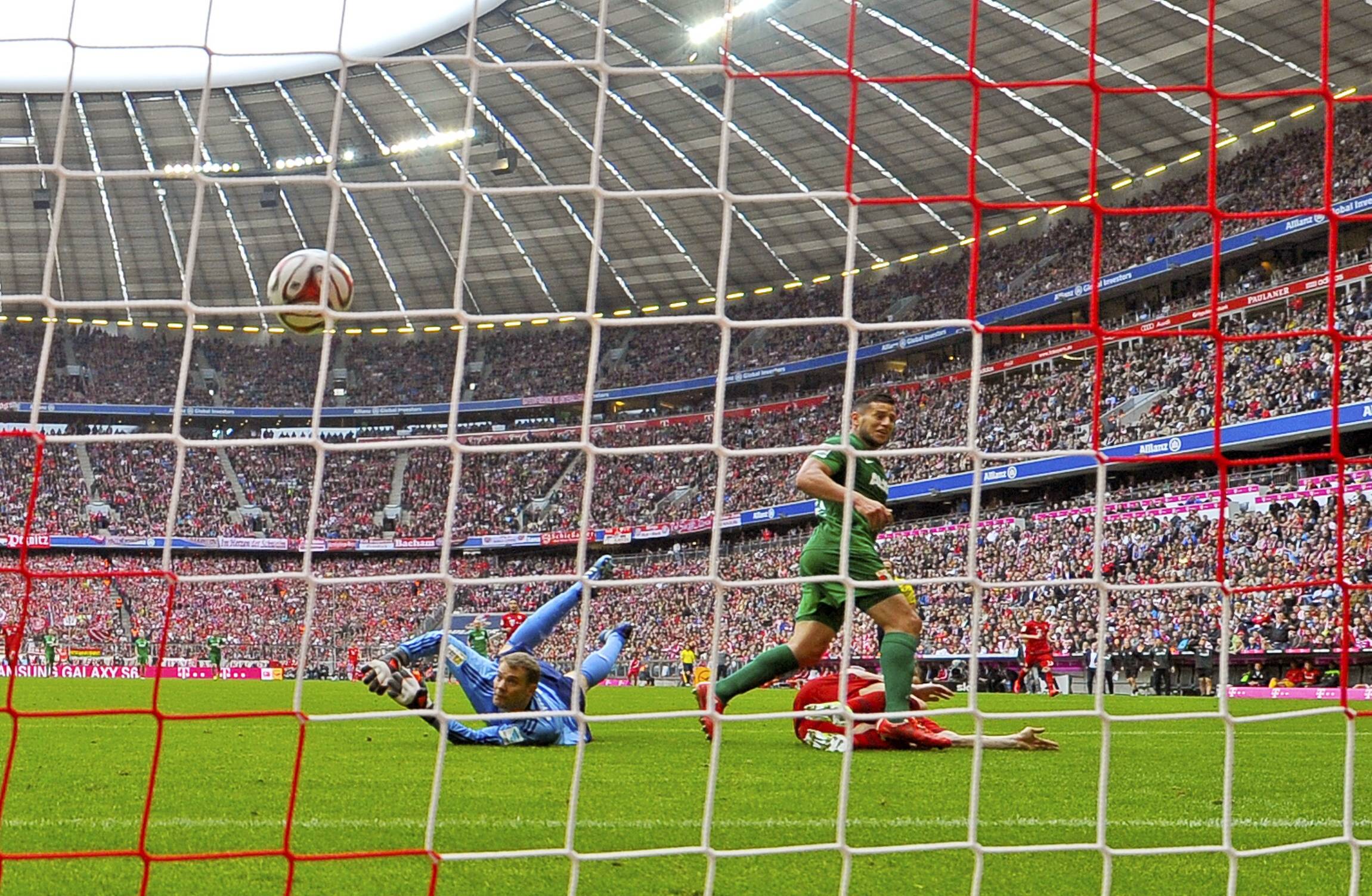 Raul Bobadilla (m.) schießt den FCA 2015 zum historischen Auswärtssieg beim FC Bayern München. Foto: Imago Images
