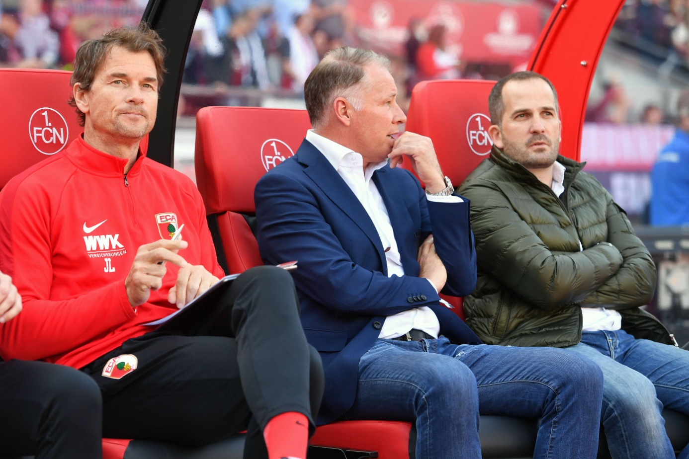 Die Zettelwirtschaft von Jens Lehmann (li.) währt beim FCA nicht lange. Foto: Imago Images
