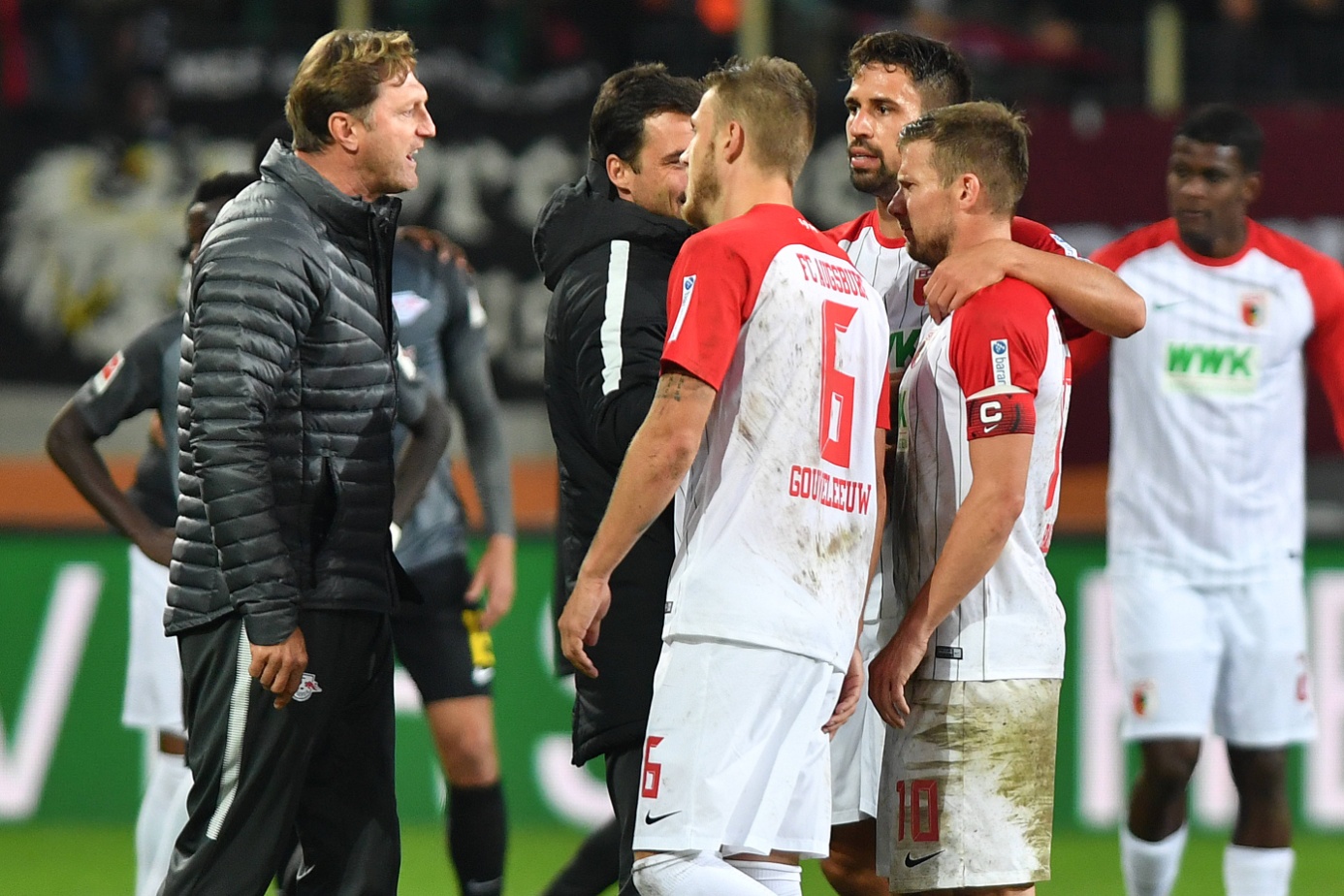 Ralph Hasenüttl (l.) liefert sich im Jahr 2017 ein Wortgefecht mit FCA-Coach Manuel Baum. Foto: Imago Images